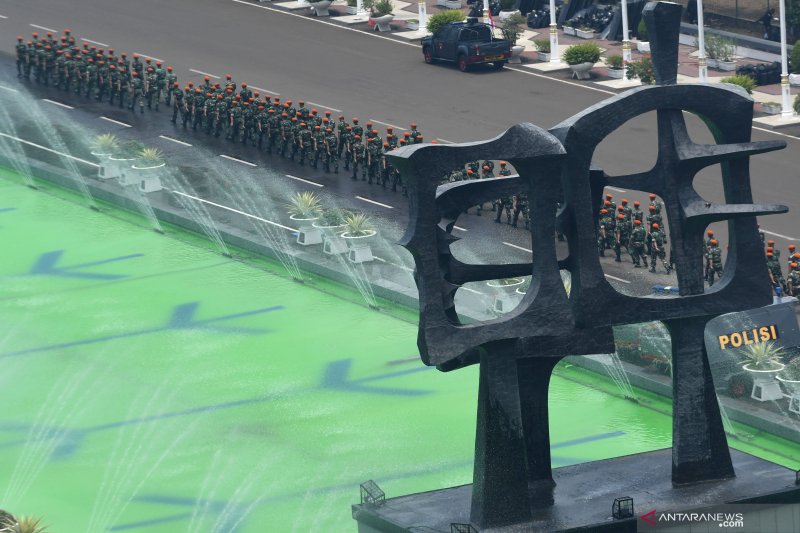 Sejumlah prajurit TNI berbaris di kompleks Parlemen, Jakarta, Rabu (16/10) untuk persiapan pelantikan Presiden dan Wakil Presiden yang akan berlangsung pada Minggu (20/10). ANTARA FOTO/Aditya Putra