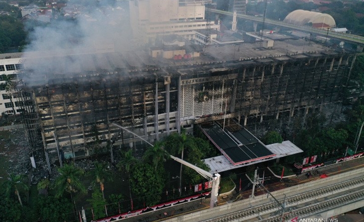 Foto udara gedung utama Kejaksaan Agung yang terbakar di Jakarta, Ahad (23/8/2020). ANTARA FOTO/Aditya Pradana Putra/foc.