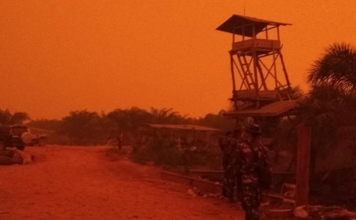 Dampak asap kebakaran hutan menyebabkan langit memerah di Jambi