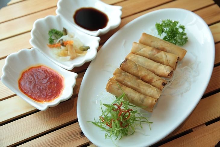 Keringkan goengan dengan tisu makanan agar mengurangi minyak. (Foto: Pixabay/jonathanvalencia5)