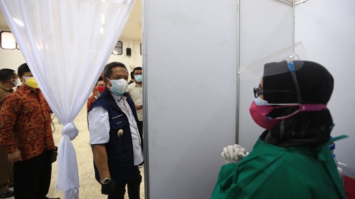Wakil Wali Kota Bandung Yana Mulyana saat memantau vaksinasi bersama Vihara Tanda Bhakti. (Foto: MP/Humas Pemrov Jabar)