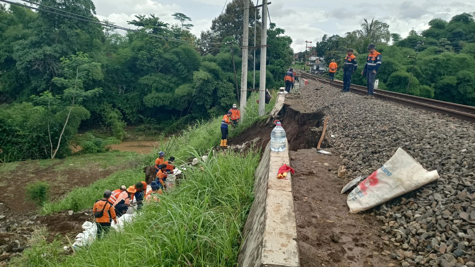 Banjir dan Longsor di Blitar Ganggu Perjalanan Kereta Jalur Selatan Jawa