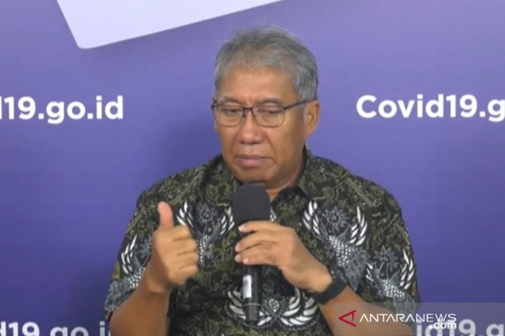 Guru Besar Madya Departemen Agribisnis IPB Bayu Krisnamurthi berbicara dalam konferensi pers bersama GTPP COVID-19 di Graha BNPB, Jakarta, Jumat (10/7/2020) ANTARA/Katriana