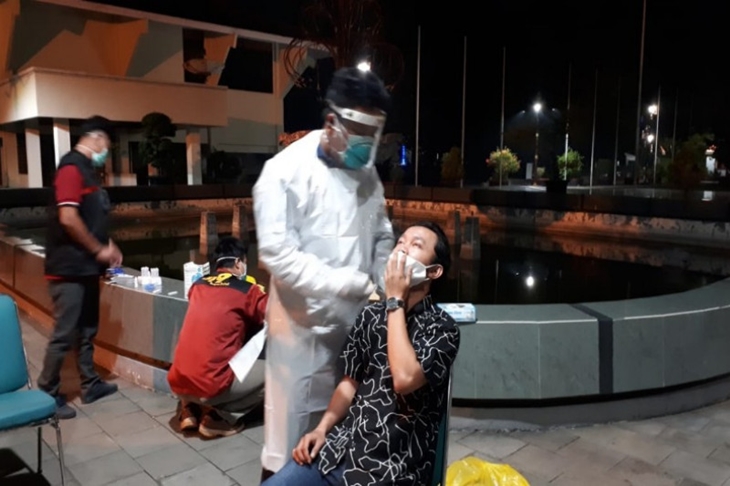 Tim Satuan Tugas Penanganan COVID-19 melakukan tes cepat antigen terhadap pelanggar PPKM darurat, Selasa (6/7/2021). ANTARA/HO-Humas Kota Pekalongan