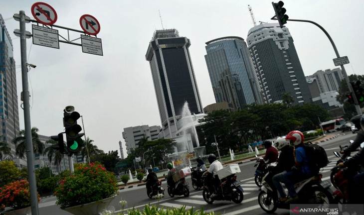 Sejumlah melintas di dekat kawasan aturan ganjil-genap, Bundaran Bank Indonesia, Jakarta, Sabtu (6/6/2020). ANTARA FOTO/Sigid Kurniawan/hp. (ANTARA FOTO/SIGID KURNIAWAN)