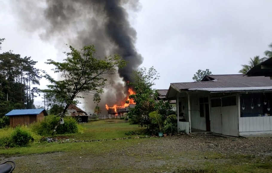 Rumah dan fasilitas umum dibakar oleh sekelompok massa di Distrik Dekai, Yahukimo, Papua, Minggu, 3 Oktober 2021 sekitar pukul 12.30 WIT. (Foto: Istimewa)