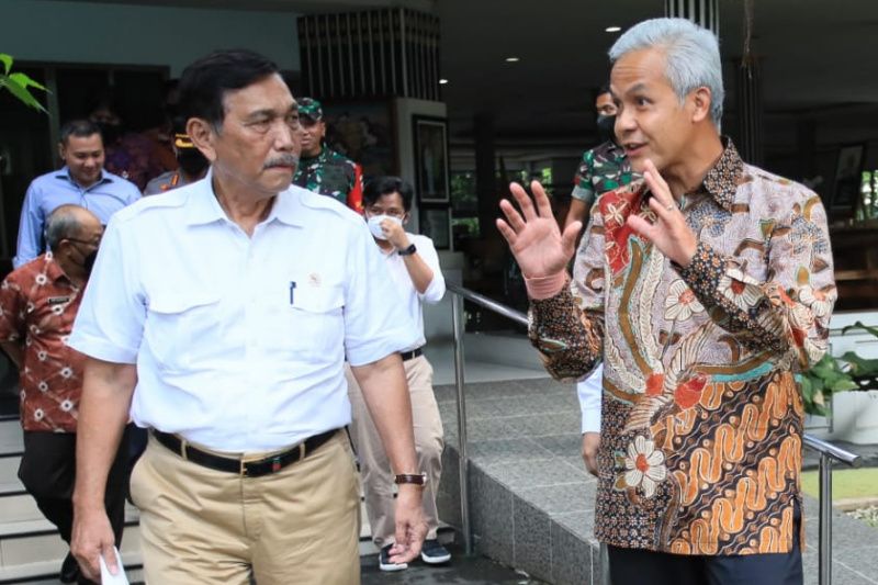 Gubernur Jawa Tengah Ganjar Pranowo berbincang dengan Menteri Koordinator Bidang Kemaritiman dan Investasi Luhut Binsar Pandjaitan di Semaramg, Selasa (7/6/2022). ANTARA/HO-Humas Pemprov Jateng
