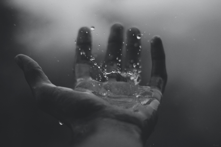 Sebaiknya dilakukan beberapa tahap terlebih dahulu sebelum memberanikan diri untuk mengonsumsi air hujan. (Foto: Unsplash/Geetanjal Khanna)