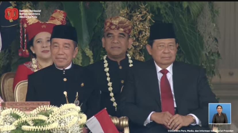 Jokowi dan SBY Bersebelahan Saat Upacara HUT RI di Istana, Puan di Belakang