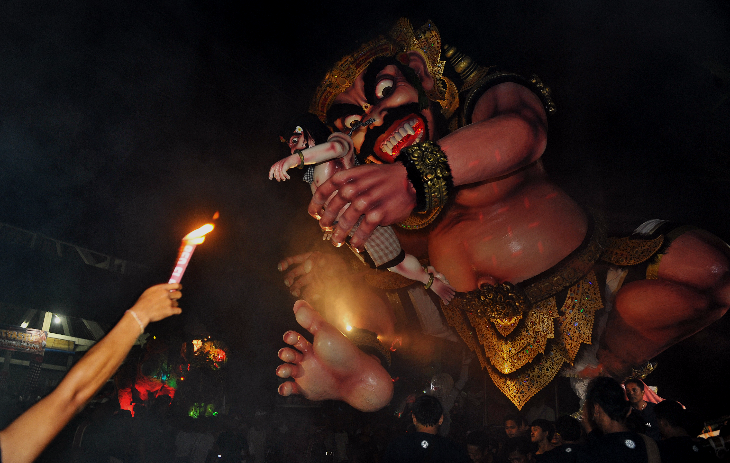 Malam Pangerupukan 30 Ogoh-ogoh Diarak