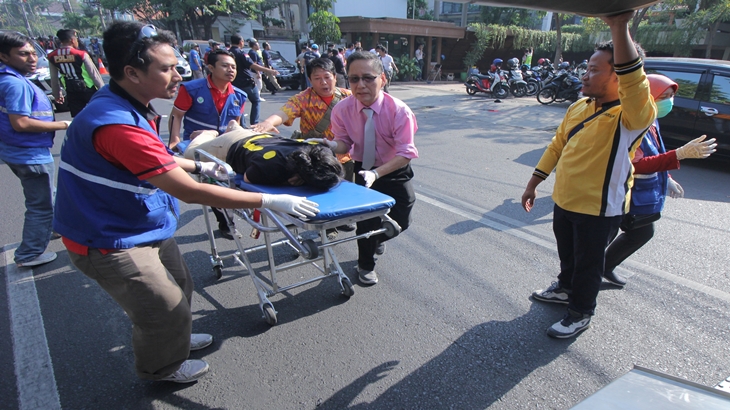 Polisi bawa korban ke Rumah sakit