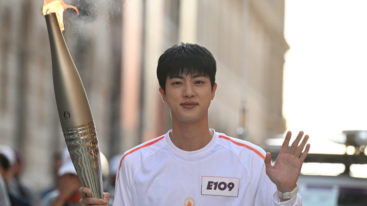 Jin BTS Bawa Obor Olimpiade Jelang Olimpiade Paris 2024