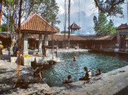 Melintasi Waktu di Umbul Tirto Mulyo