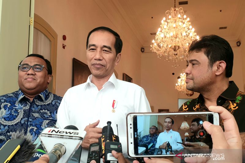 Presiden Joko Widodo (tengah) didampingi Presiden Konfederasi Serikat Pekerja Seluruh Indonesia (KSPSI) Andi Gani Nuwa Wea (kiri) dan Presiden Konfederasi Serikat Pekerja Indonesia (KSPI) Said Iqbal memberikan keterangan kepada wartawan usai melakukan pertemuan di Istana Bogor, Jawa Barat, Senin (30/9/2019). (Foto: Antara)