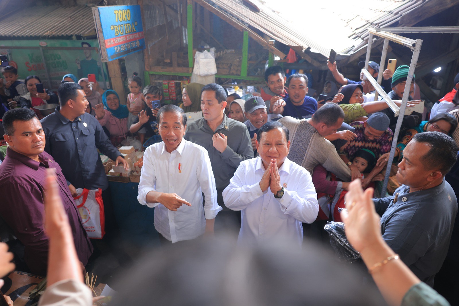 Prabowo Dampingi Jokowi Blusukan ke Pasar Bululawang Malang