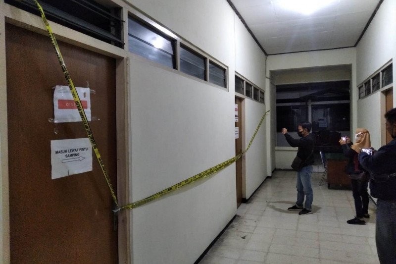Jurnalis mengambil foto ruangan ruangan di BKD Kabupaten Nganjuk disegel di Nganjuk, Jawa Timur, Senin (10/5/2021). Ruangan itu disegel setelah OTT KPK yang juga mengamankan Bupati Nganjuk. ANTARA Jatim/ istimewa