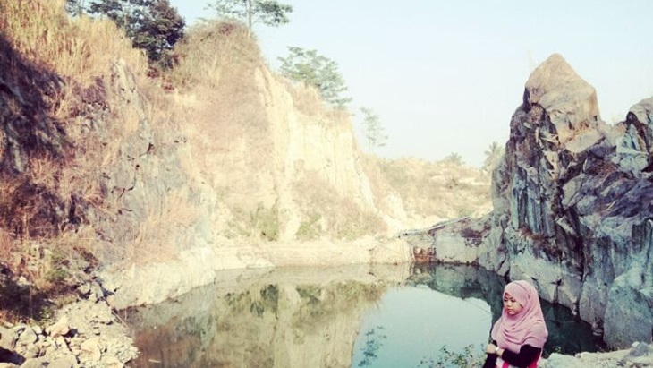 Seorang gadis selfir di Danau Batu Bacan. (Instagram/@diniarabbani)