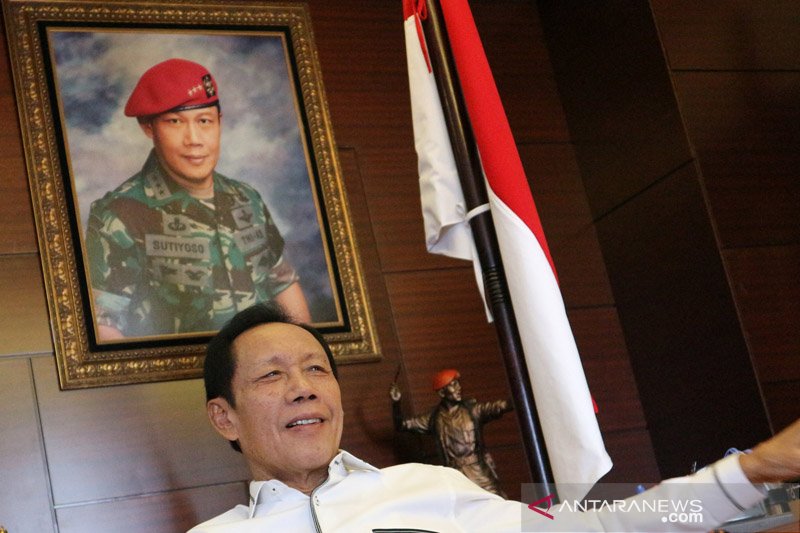 Mantan Gubernur DKI Jakarta Sutiyoso membagikan pandangannya saat wawancara ekslusif dengan Antara di kantornya, Jalan Teluk Betung, Jakarta Pusat, Jumat (21/6/2019). (ANTARA/Ricky Prayoga/aa)