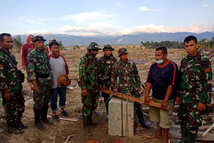 Prajurit TNI Temukan Uang Rp1 Miliar di Reruntuhan Gempa Sulteng