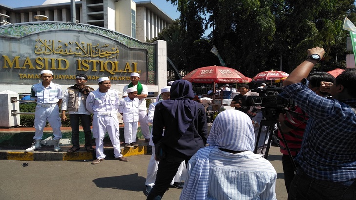 Massa Aksi 67 di depan Masjid Istiqlal