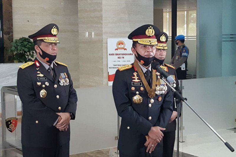 Kapolri Jenderal Pol Idham Azis (tengah) saat konferensi pers Hari Bhayangkara ke 74 di Mabes Polri, Jakarta, Rabu (1/7/2020). (ANTARA/ HO-Polri)