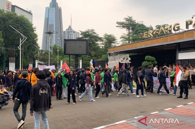 Mahasiswa Datang Bawa 'Pasukan' dan Mulai Padati Gerbang Belakang Gedung DPR