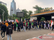Mahasiswa Datang Bawa 'Pasukan' dan Mulai Padati Gerbang Belakang Gedung DPR