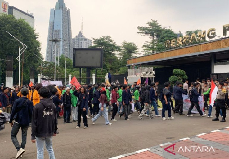 Mahasiswa Datang Bawa 'Pasukan' dan Mulai Padati Gerbang Belakang Gedung DPR