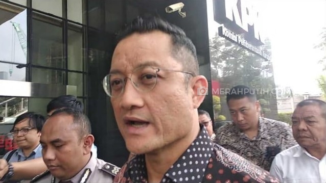Mantan Menteri Sosial (Mensos) Juliari Batubara saat tiba di Gedung KPK, Jakarta, Senin (4/11). Foto: MP/Ponco