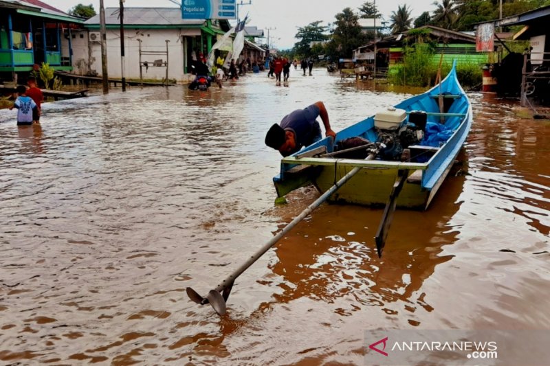 Banjir kiriman dari pedalaman mulai menggenangi hilir Sungai Kayan di Tanjung Selor, Bulungan, Kaltara, Jumat (21/5/2021). Terlihat perahu ketinting di Jalan Raya Tanjung Palas. (Iskandar Zulkarnaen/Antara)