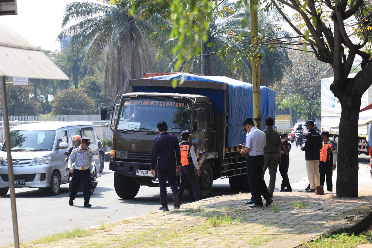 7 Kendaraan Berat Terkena Tipiring Uji Emisi di Daan Mogot