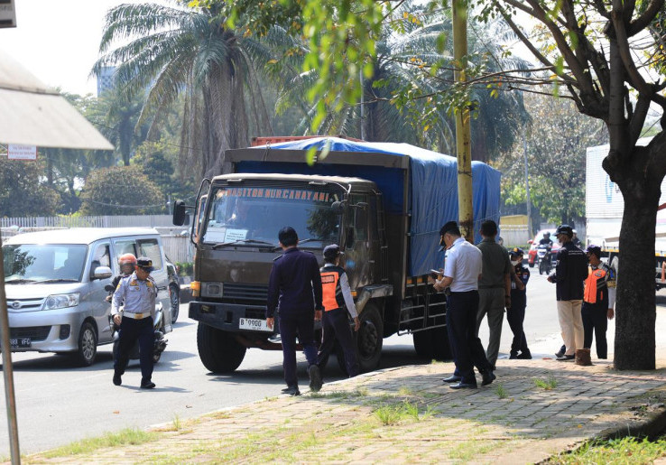 7 Kendaraan Berat Terkena Tipiring Uji Emisi di Daan Mogot