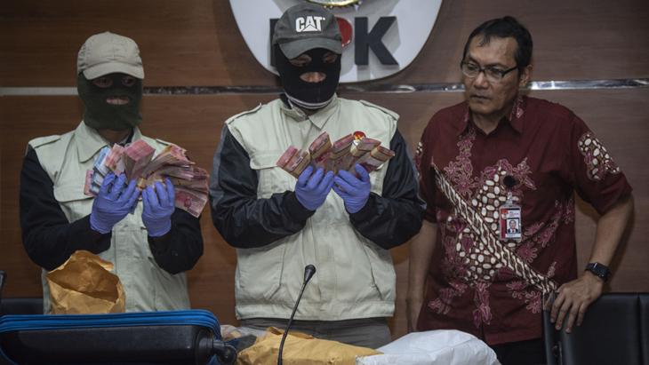 KPK menunjukkan barang bukti terkait OTT Bupati Bandung Barat Abu Bakar, di gedung KPK, Jakarta, Rabu (11/4). (ANTARA FOTO/Aprillio Akbar)