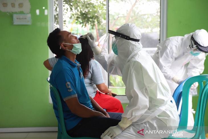 Warga Kampung Akuarium di RT 012 RW 04 mengikuti uji cepat atau rappid test virus corona (COVID-19) di Kelurahan Penjaringan, Jakarta Utara, Kamis (30/4/2020) (ANTARA/Humas Pemkot Jakarta Utara)