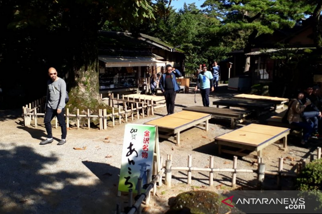 Para turis berkunjung ke Konrukuen Garden Kanazawa, yang merupakan salah satu taman terindah di Jepang dibangun pada 1800-an. (ANTARA/Taufik Ridwan)