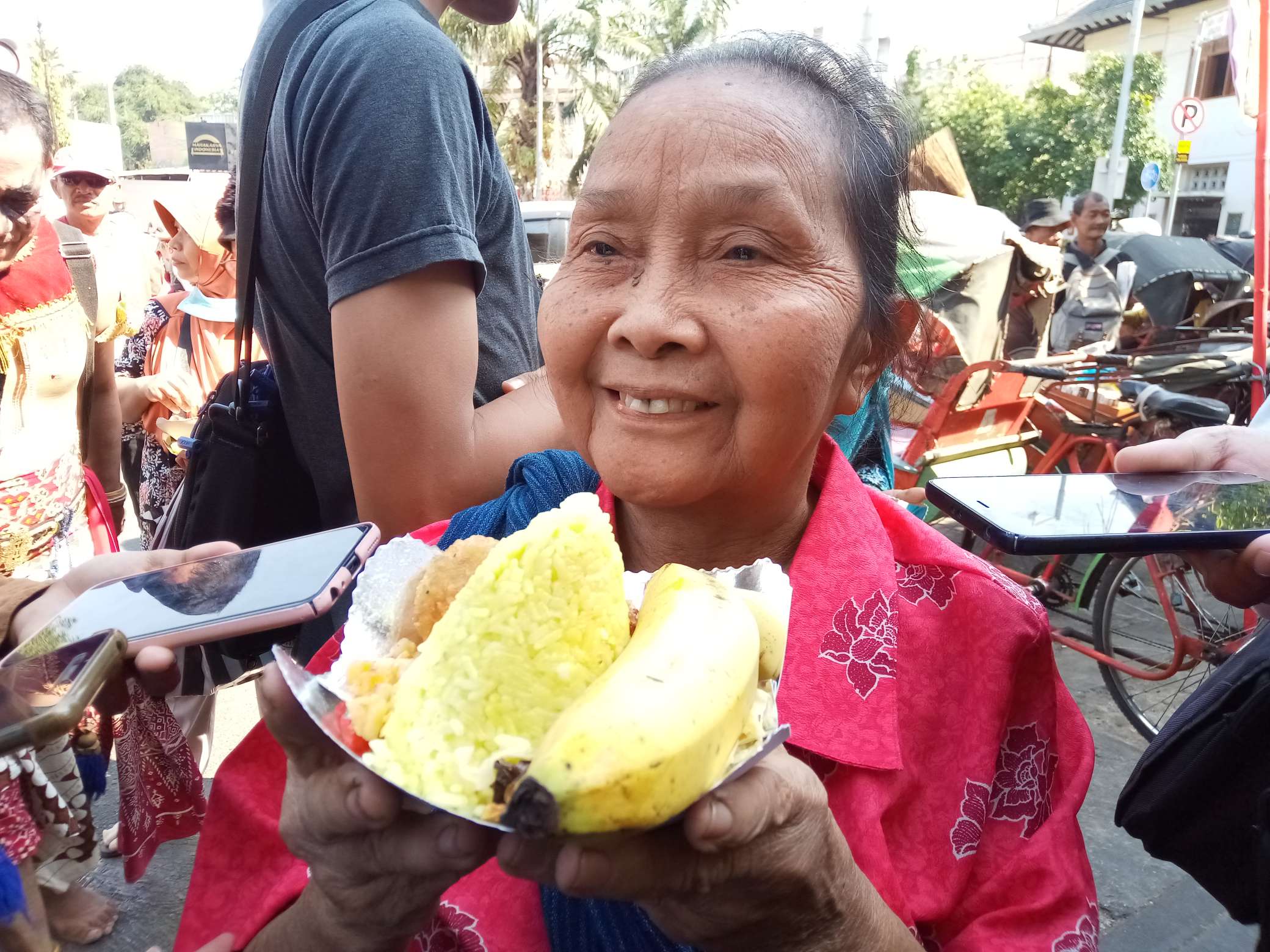 Warga berebut nasi tumpeng diacara merayakan ulang tahun Presiden Jokowi di Pasar Gede, Kelurahan Sudiroprajan, Kecamatan Jebres, Solo, Jawa Tengah, Jumat (21/6). (MP/Ismail)