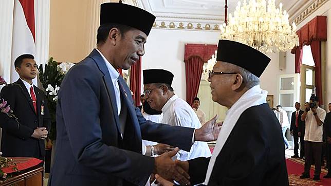 Presiden Jokowi bersalaman dengan Wapres KH Ma'ruf Amin