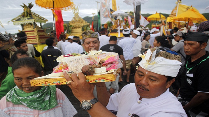 Ribuan Umat Hindu Bali Jalani Ritual Melasti ke Segara Watu Klotok