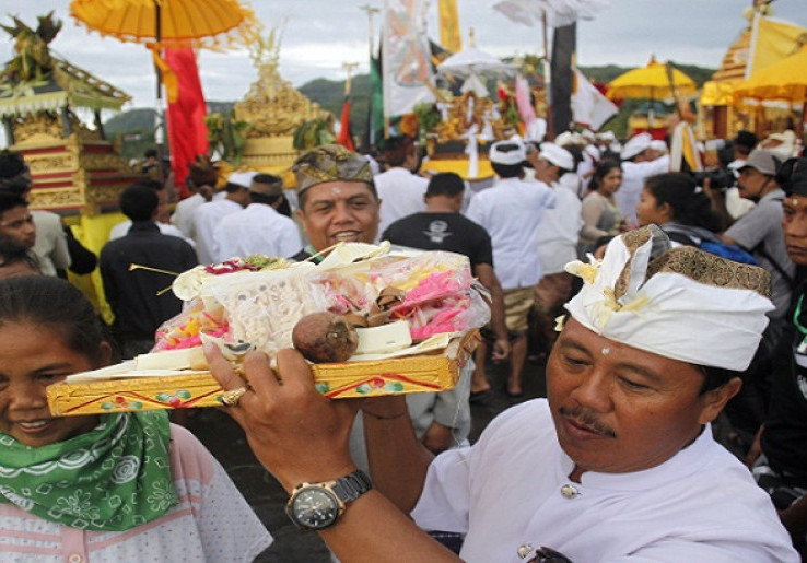  Ribuan Umat Hindu Bali Jalani Ritual Melasti ke Segara Watu Klotok