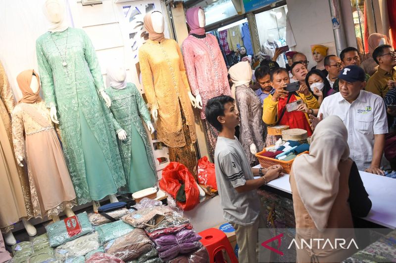 Sidak ke Pasar Tanah Abang, Menkop UKM: Omzet Pedagang Anjlok 50 Persen