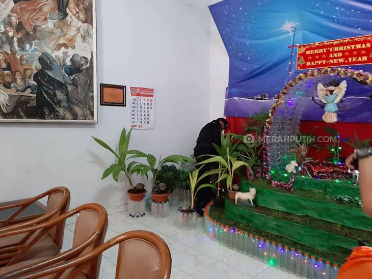 Tim Batalyon C Satbrimob Polda Jateng melakukan sterilisasi di Gereja Paroki Santa Perawan Maria Regina Purbowardayan, Solo, Senin (23/12). (MP/Ismail)