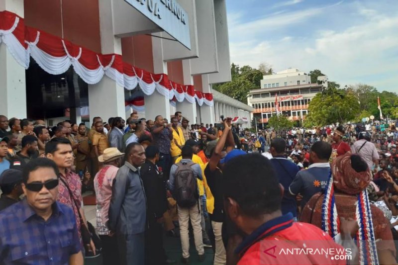 Ribuan warga Papua menggelar aksi massa memprotes tindakan yang dilakukan oknum warga Malang dan Surabaya, Jawa Timur, terhadap mahasiswa Papua, pada 16 Agustus 2019. Massa aksi mendatangi Kantor Gubernur Papua di Kota Jayapura, Senin (19/8/2019) sore. Mereka diterima Gubernur Papua Lukas Enembe. (ANTARA /Hendrina Dian Kandipi) 