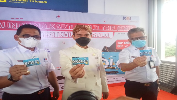 Wali Kota Solo, Gibran Rakabuming Raka launching Kartu Multi Trip KRL Solo-Yogyakarta Edisi Solo di Stasiun Solo Balapan, Kamis (8/4). (MP/Ismail)