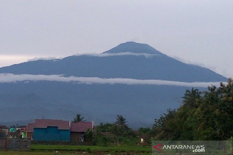 Gunung Slamet dari arah Purwokerto, Kabupaten Banyumas. (Foto : ANTARA/Sumarwoto)	