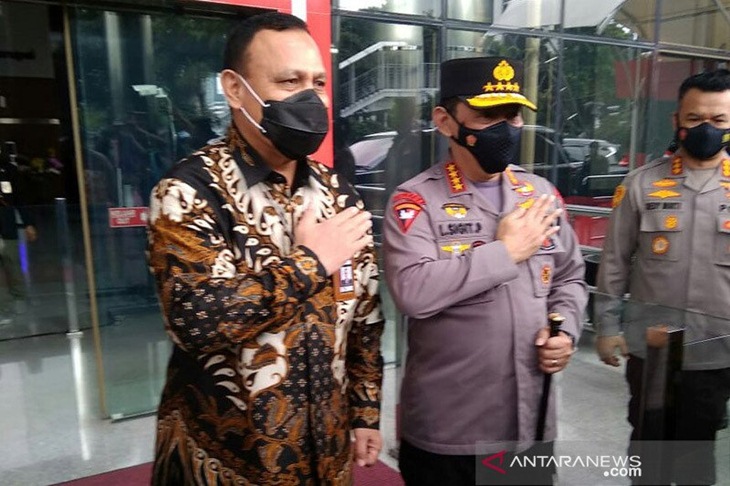 Ketua KPK Firli Bahuri dan Kapolri Jenderal Pol Listyo Sigit Prabowo (kanan) di Gedung KPK, Jakarta, Selasa (9/2/2021). ANTARA/Benardy Ferdiansyah/aa.