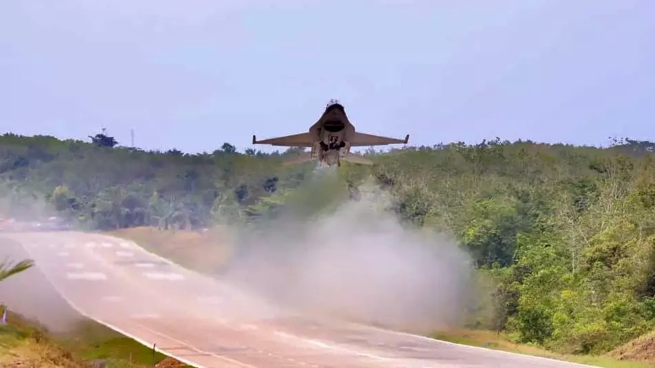F-16 dan Super Tucano Mendarat di Jalan Tol, Ini Alasan TNI AU Menggelar Uji Coba
