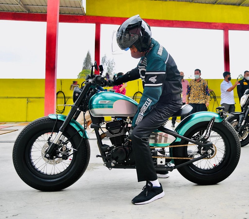 Patung Jokowi Naik Motor Custom Dibangun di Pintu Utama Sirkuit Mandalika