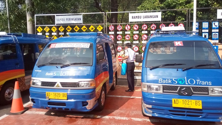 Sejumlah angkutan terpaksa bertahan di terminal karena sepi penumpang