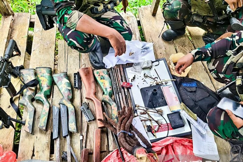 Marinir Satgas Pengamanan Perbatasan RI-PNG Sita Senjata Diduga Milik KKB Yahukimo