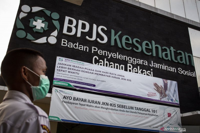 Petugas keamanan berjaga di depan kantor BPJS Kesehatan di Bekasi, Jawa Barat, Rabu (13/5/2020). Pemerintah akan menaikkan iuran BPJS Kesehatan pada 1 Juli 2020 seperti digariskan dalam Perpres Nomor 64 Tahun 2020 tentang Perubahan Kedua Atas Perpres Nomor 82 Tahun 2018 tentang Jaminan Kesehatan dengan rincian peserta mandiri kelas I naik menjadi Rp150.000, kelas II menjadi Rp100.000 dan kelas III menjadi 42.000. ANTARA FOTO/Dhemas Reviyanto/foc.